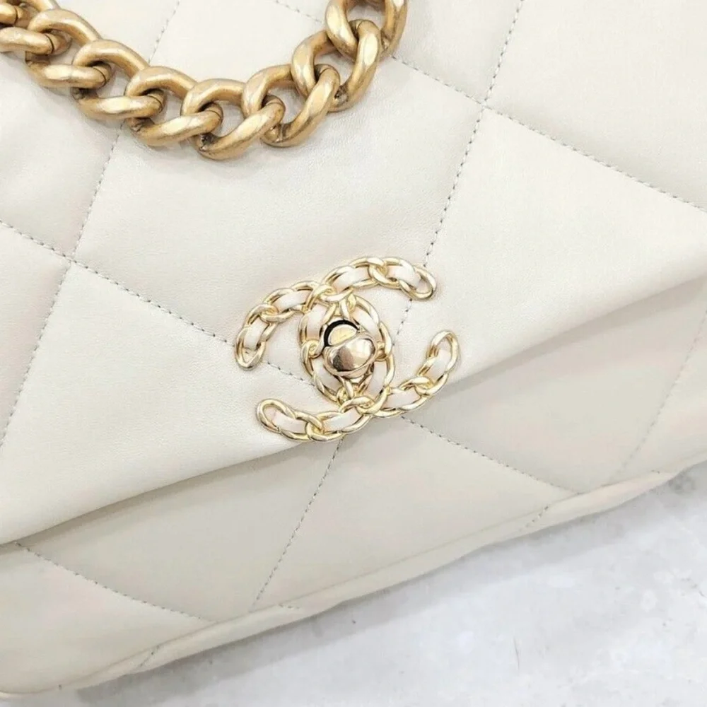 ✨🛍️ Chanel 19 White Lambskin Leather Medium Flap Bag - Picture 4 of 7